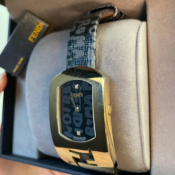 Fendi Watch with diamonds - Picture 2 of 7